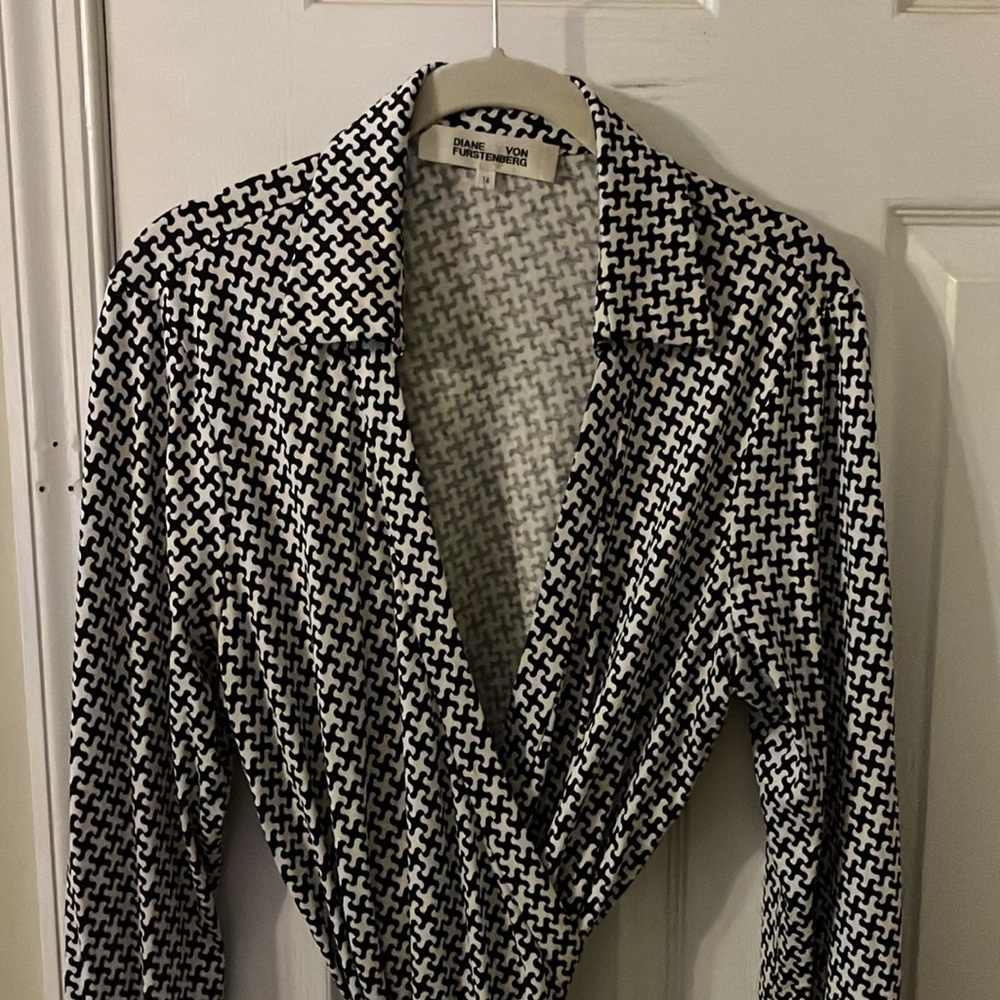 Diane Von Furstenberg- Iconic Shirt Waist Tie Dress Updated in Funky Pattern,EUC - Picture 3 of 11